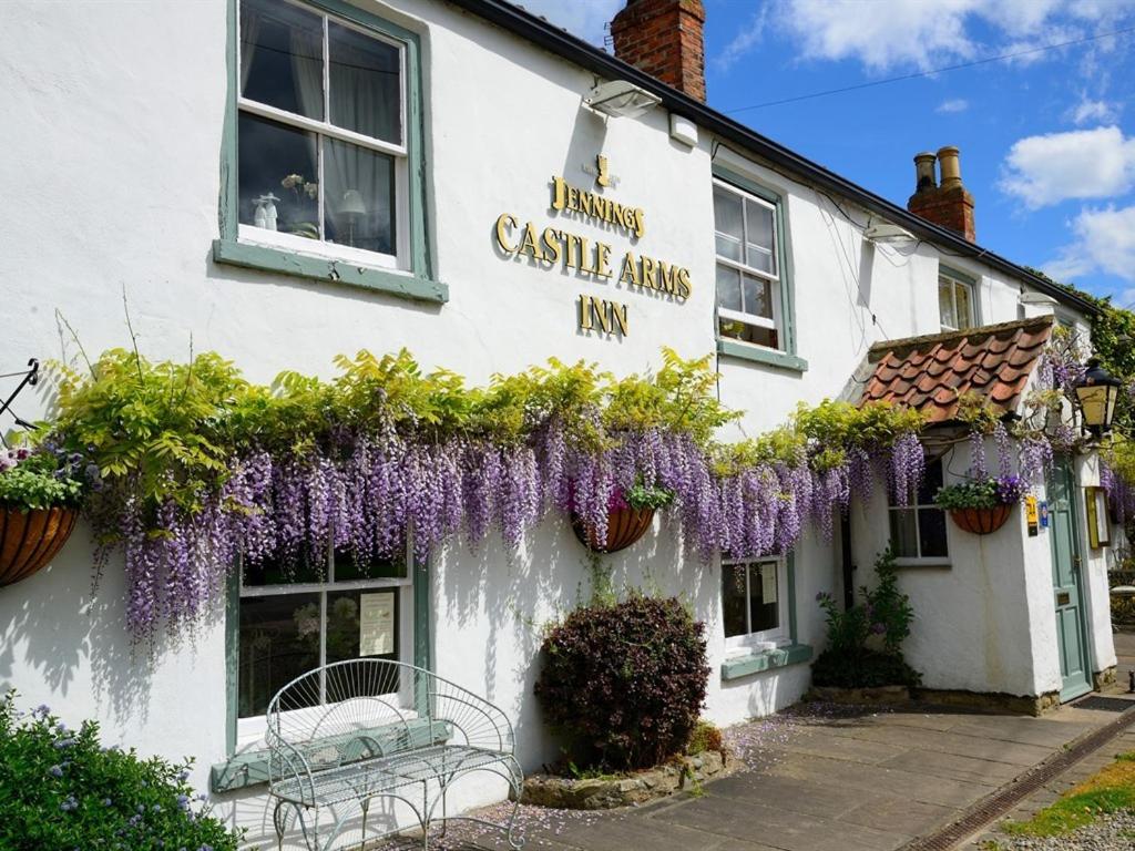 The Castle Arms Inn - Housity