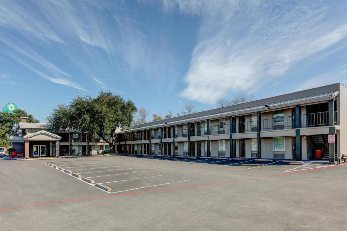 La Quinta Inn by Wyndham Dallas Uptown - Housity