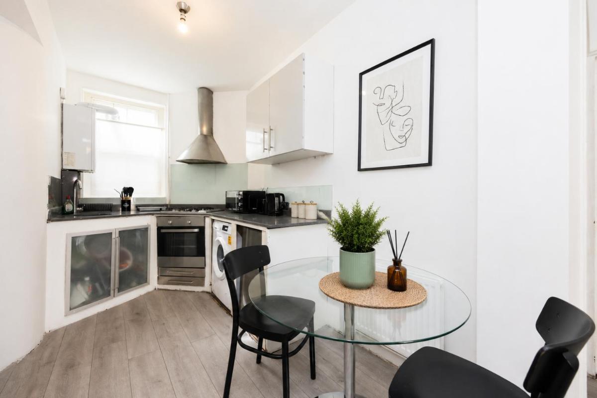 Old Street 2BR Apartment Sleeps 6 Close to Tube - Housity