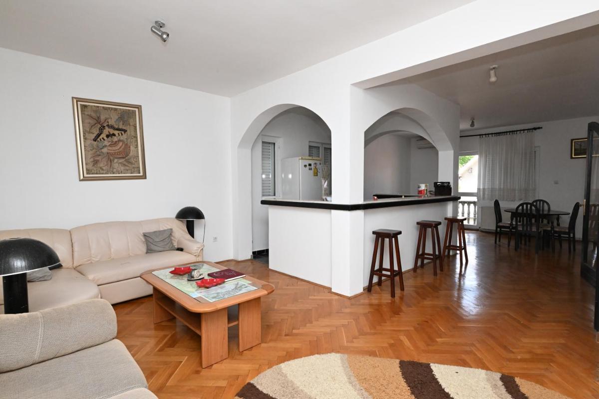 Hostel Holiday Cetinje - Housity