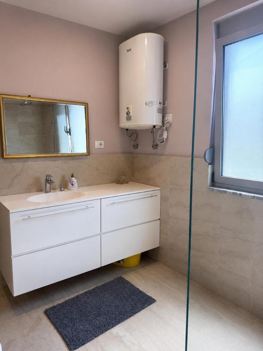 Lake View Apartment - Housity