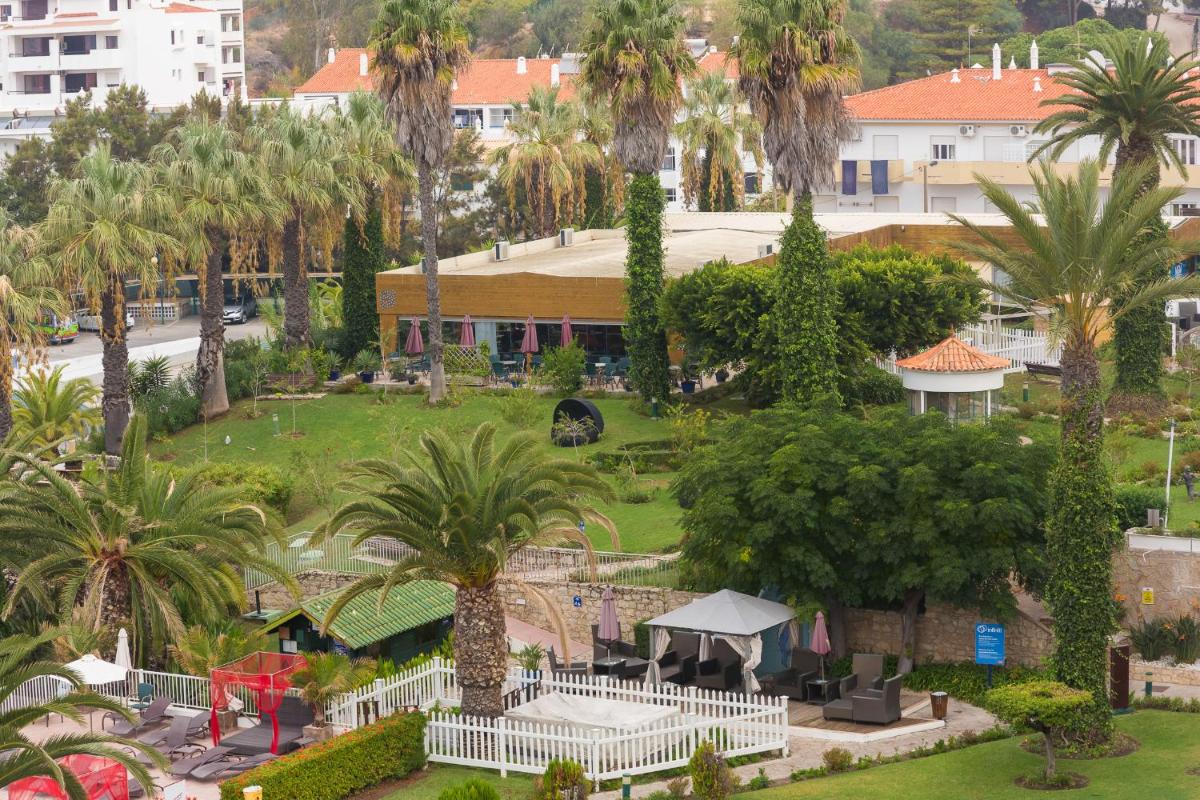 Um jardim no exterior de Muthu Clube Praia da Oura