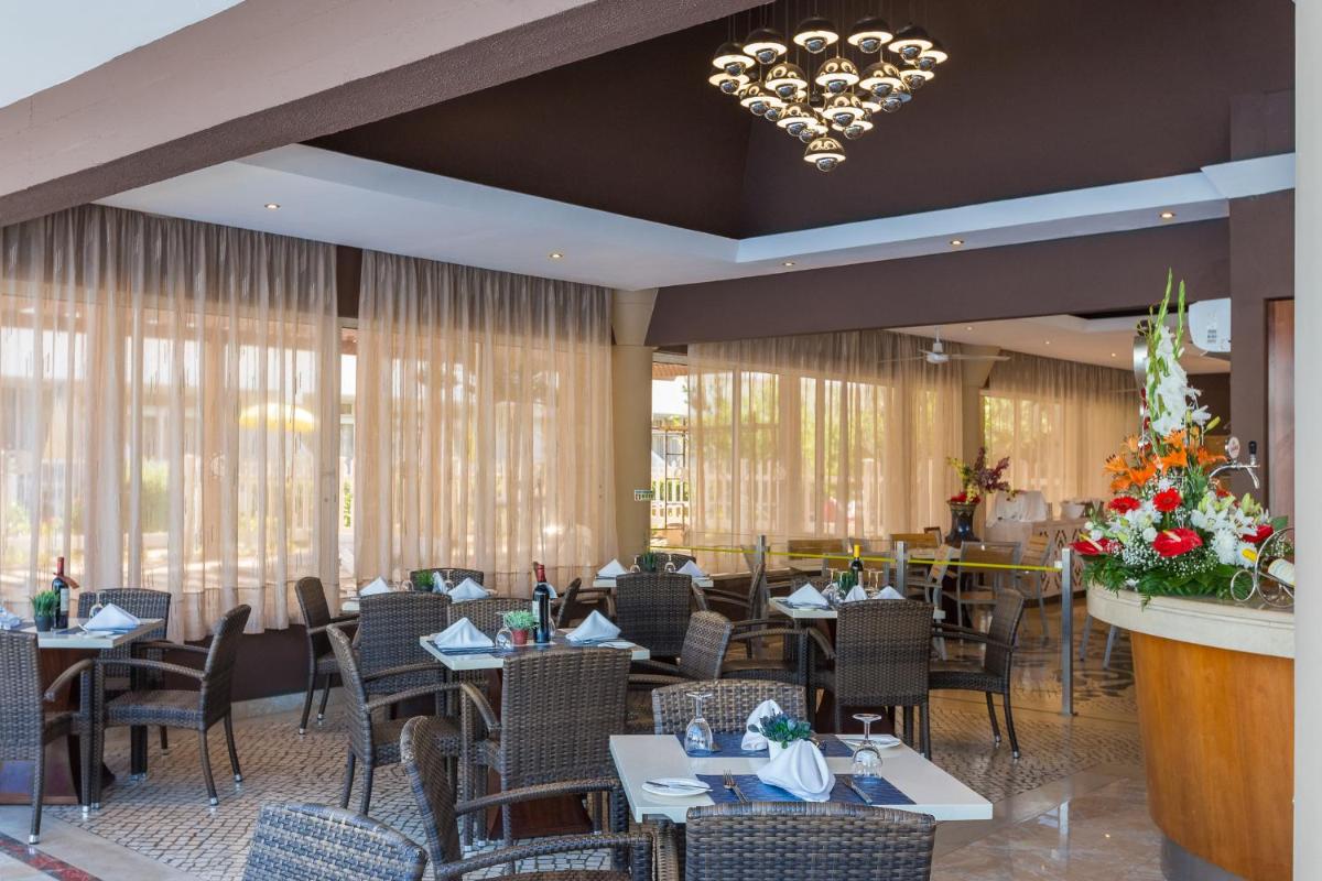 Um restaurante ou outro lugar para comer em Muthu Clube Praia da Oura