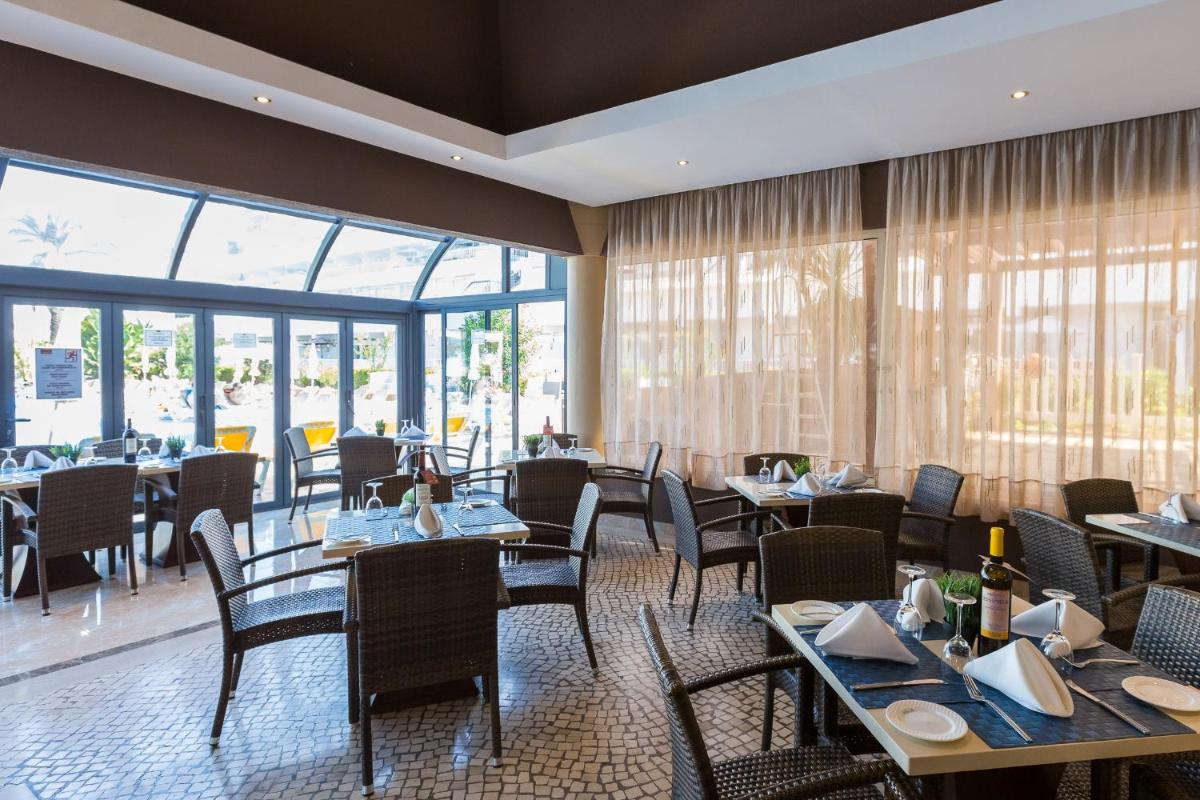 Um restaurante ou outro lugar para comer em Muthu Clube Praia da Oura