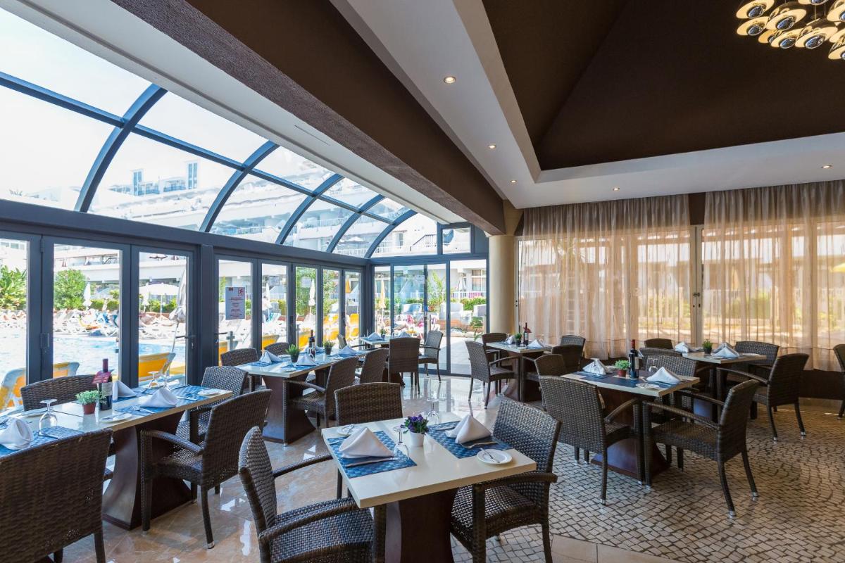 Um restaurante ou outro lugar para comer em Muthu Clube Praia da Oura