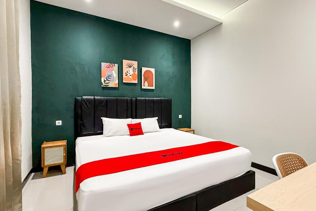 RedDoorz Plus near Alun Alun Kota Blora - Hizvo