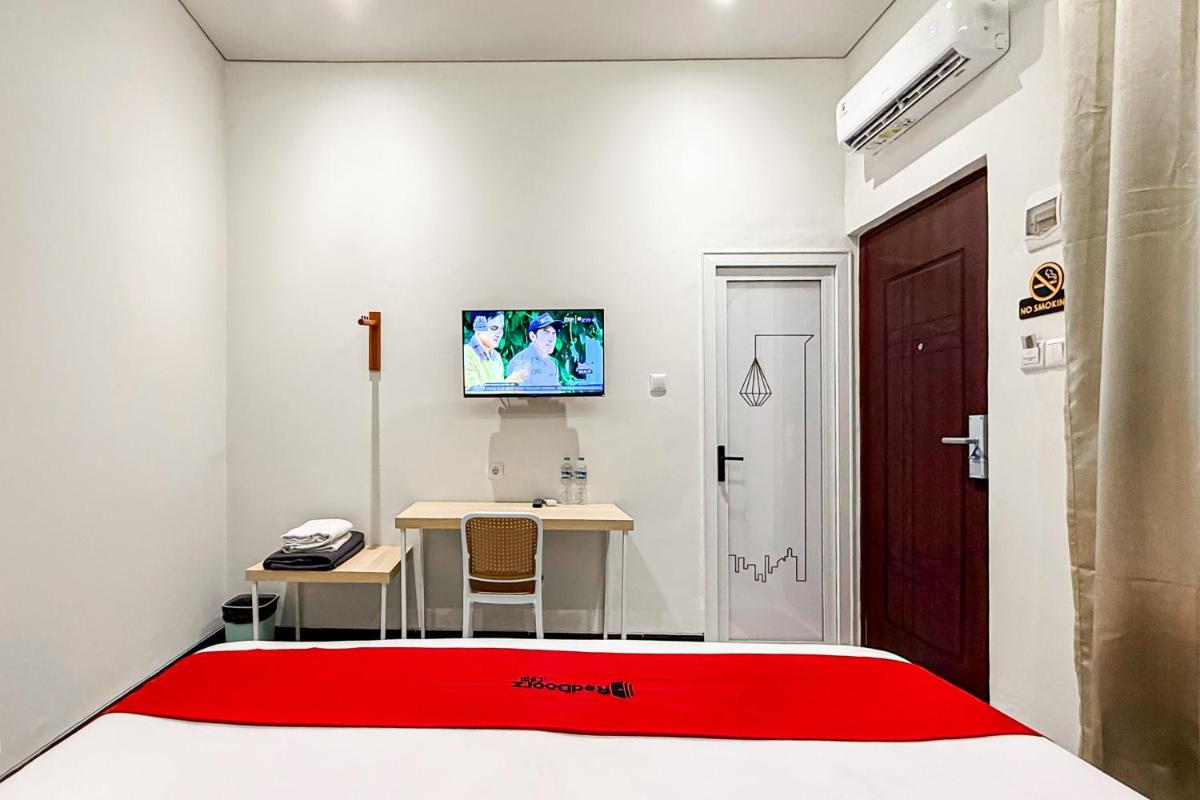 RedDoorz Plus near Alun Alun Kota Blora - Hizvo