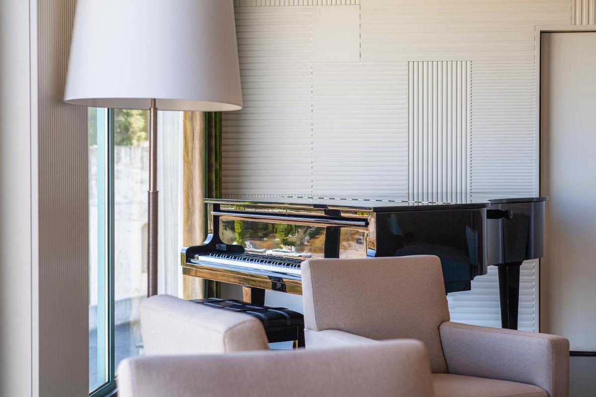 Uma área de estar em Hotel de Guimaraes Business & SPA