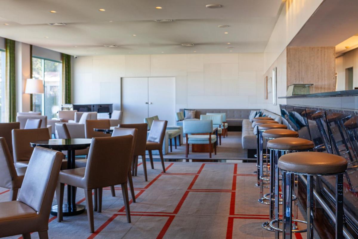 Uma área de estar em Hotel de Guimaraes Business & SPA