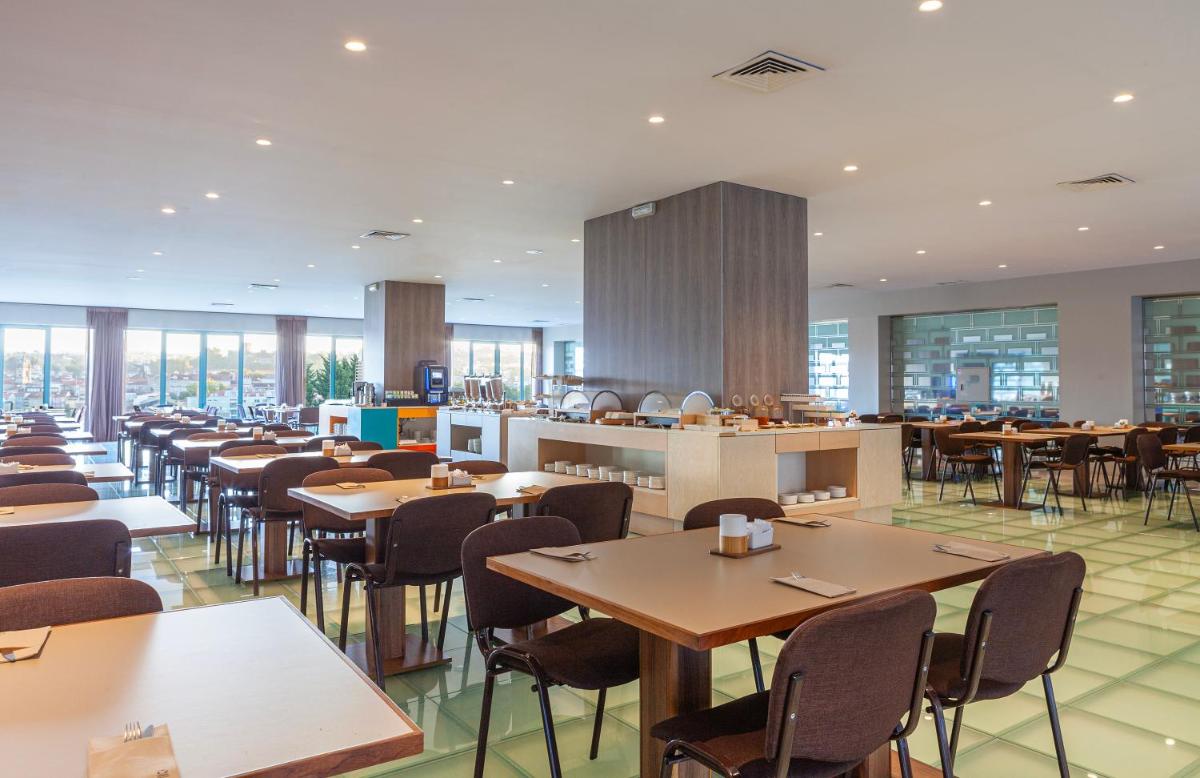 Um restaurante ou outro lugar para comer em Hotel de Guimaraes Business & SPA
