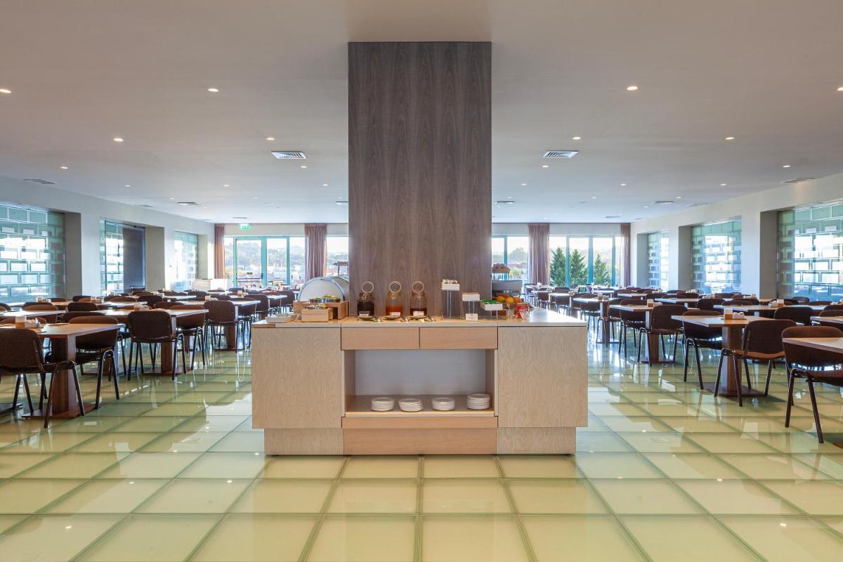 Um restaurante ou outro lugar para comer em Hotel de Guimaraes Business & SPA