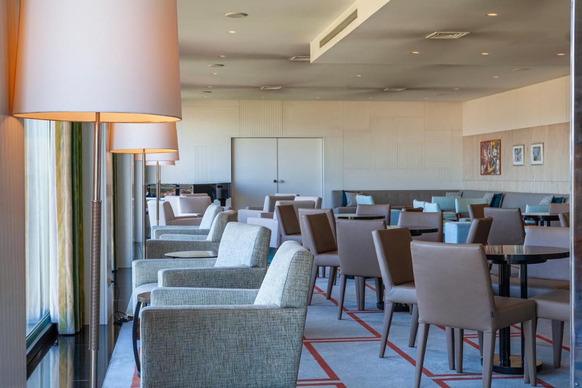 Uma área de estar em Hotel de Guimaraes Business & SPA