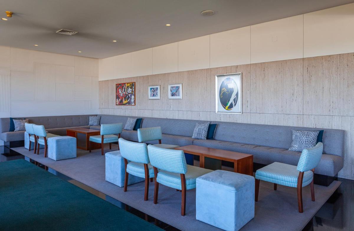 Uma área de estar em Hotel de Guimaraes Business & SPA