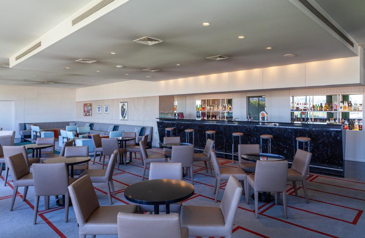 Um restaurante ou outro lugar para comer em Hotel de Guimaraes Business & SPA