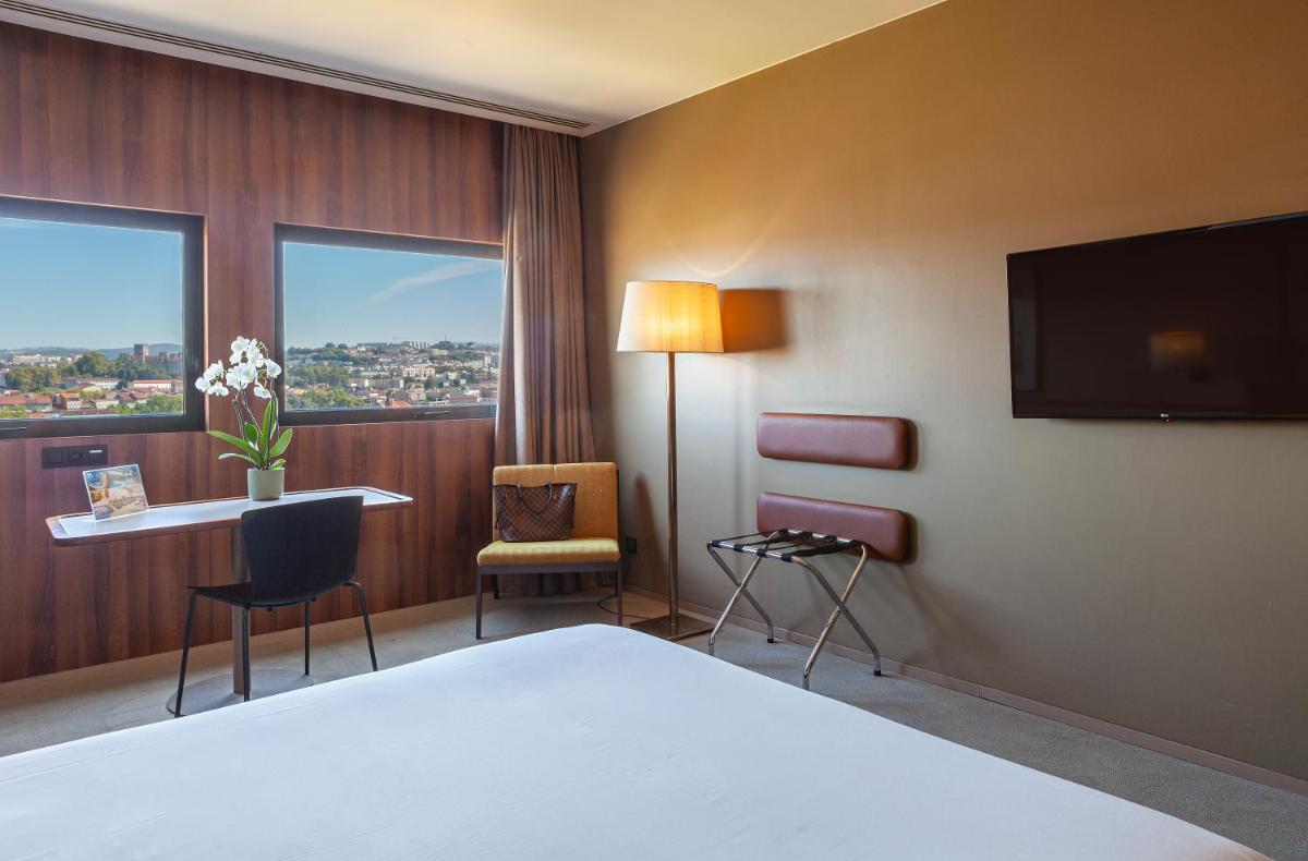 Uma cama ou camas num quarto em Hotel de Guimaraes Business & SPA
