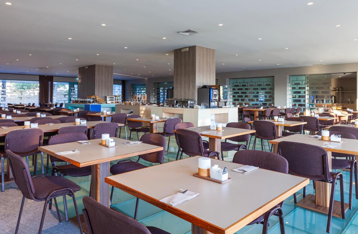 Um restaurante ou outro lugar para comer em Hotel de Guimaraes Business & SPA