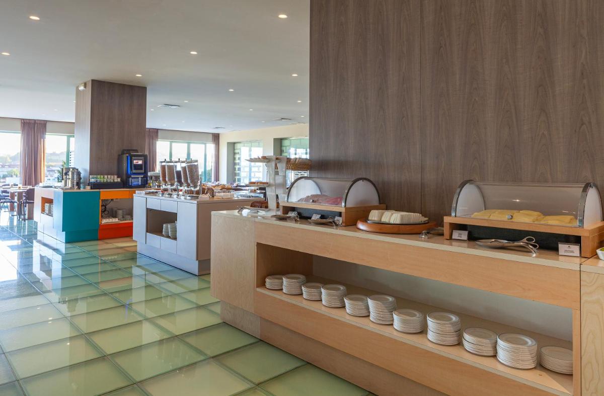 Um restaurante ou outro lugar para comer em Hotel de Guimaraes Business & SPA