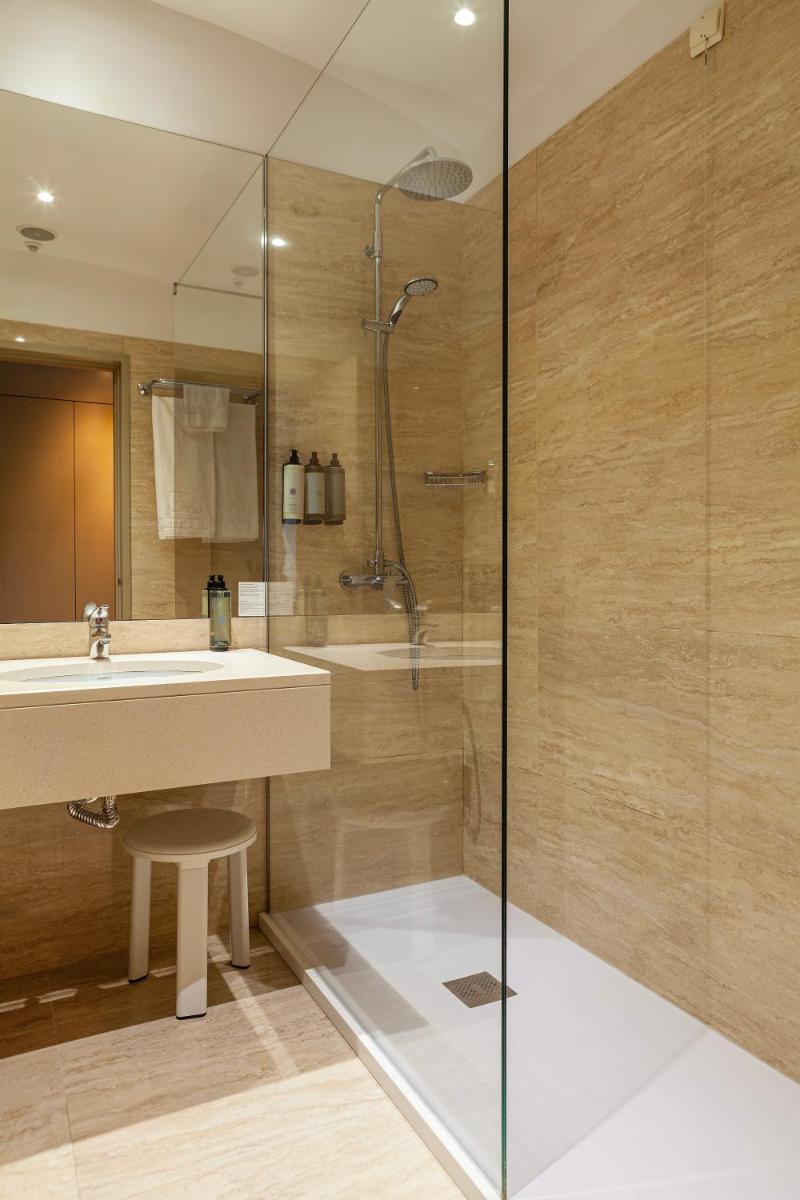 Uma casa de banho em Hotel de Guimaraes Business & SPA
