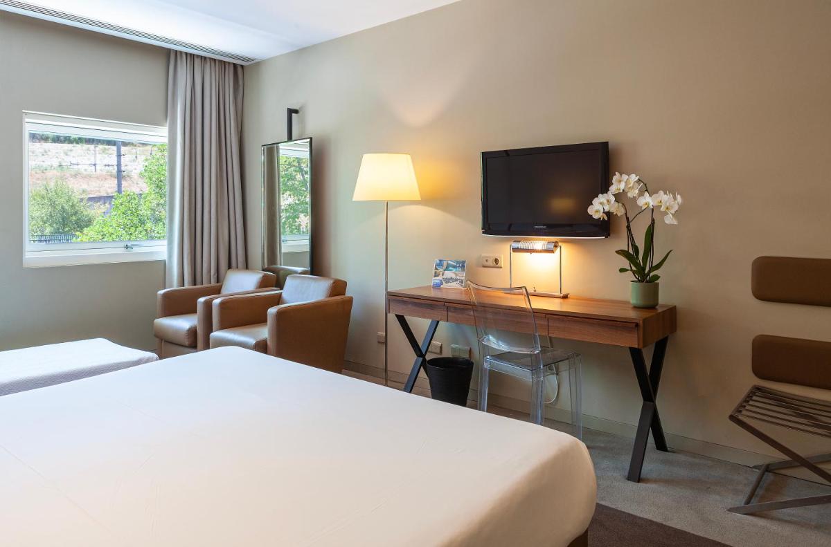 Uma cama ou camas num quarto em Hotel de Guimaraes Business & SPA