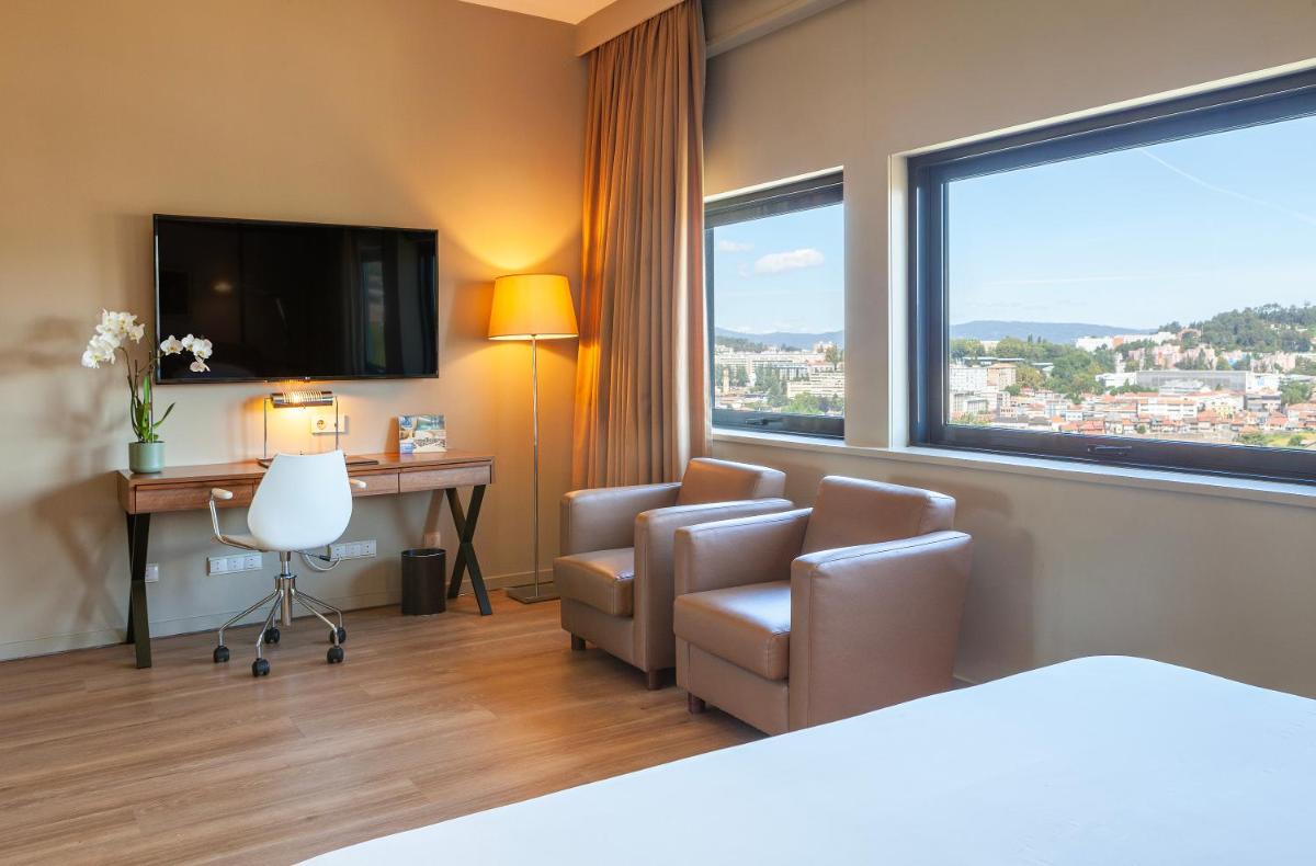 Uma cama ou camas num quarto em Hotel de Guimaraes Business & SPA