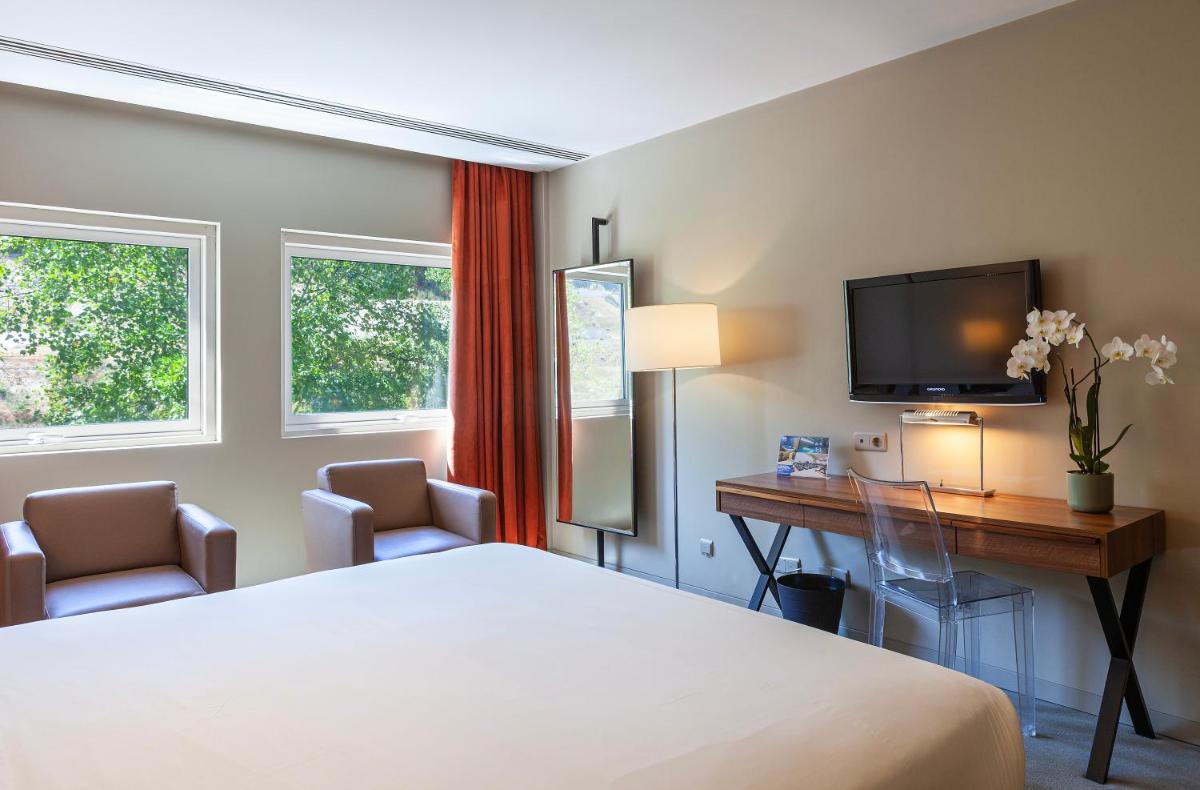 Uma televisão e/ou sistema de entretenimento em Hotel de Guimaraes Business & SPA