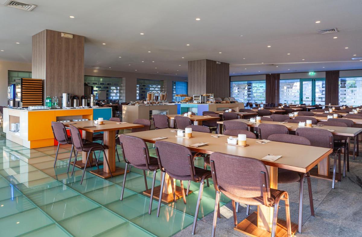 Um restaurante ou outro lugar para comer em Hotel de Guimaraes Business & SPA