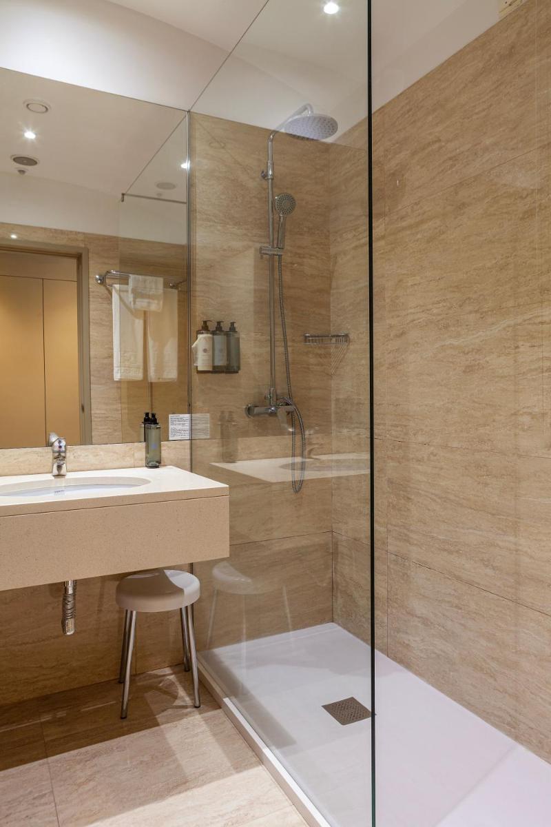 Uma casa de banho em Hotel de Guimaraes Business & SPA