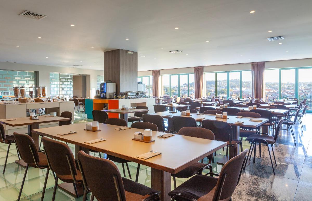 Um restaurante ou outro lugar para comer em Hotel de Guimaraes Business & SPA