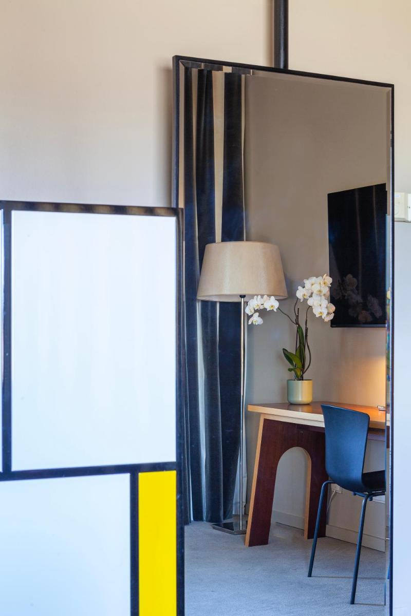 Uma televisão e/ou sistema de entretenimento em Hotel de Guimaraes Business & SPA