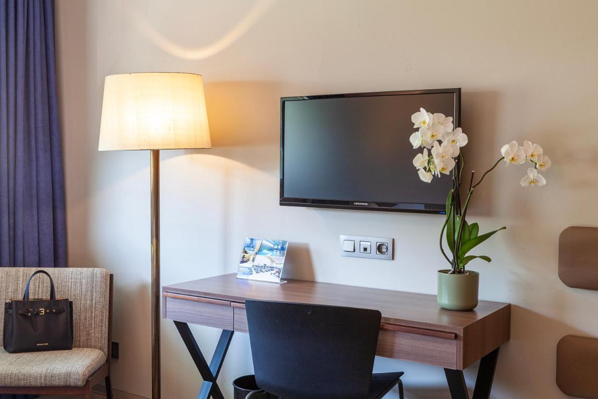 Uma televisão e/ou sistema de entretenimento em Hotel de Guimaraes Business & SPA