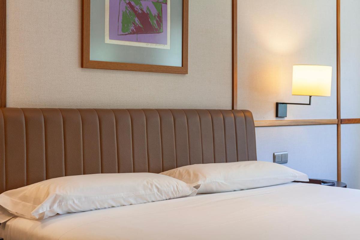 Uma cama ou camas num quarto em Hotel de Guimaraes Business & SPA