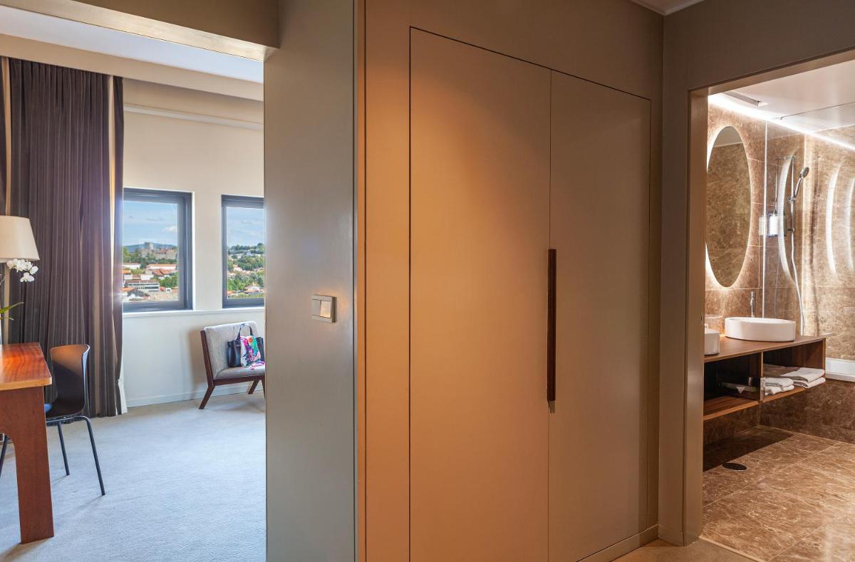 Uma cama ou camas num quarto em Hotel de Guimaraes Business & SPA