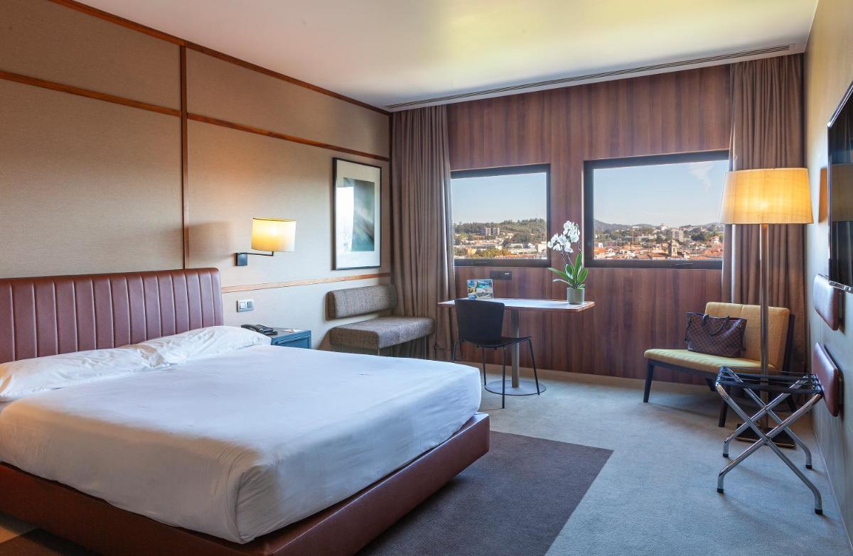 Uma cama ou camas num quarto em Hotel de Guimaraes Business & SPA
