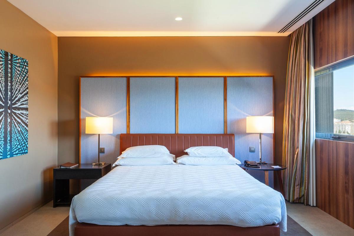 Uma cama ou camas num quarto em Hotel de Guimaraes Business & SPA