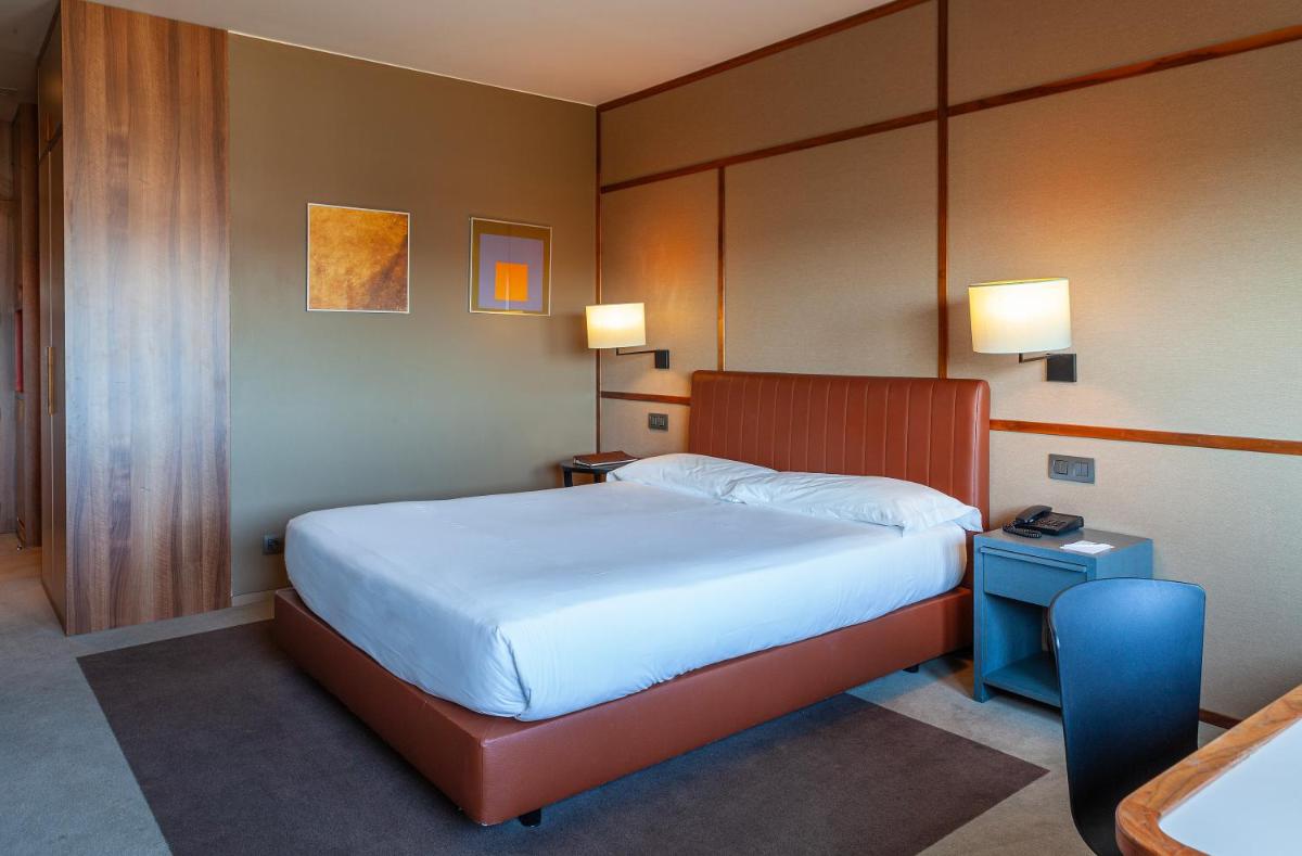 Uma cama ou camas num quarto em Hotel de Guimaraes Business & SPA