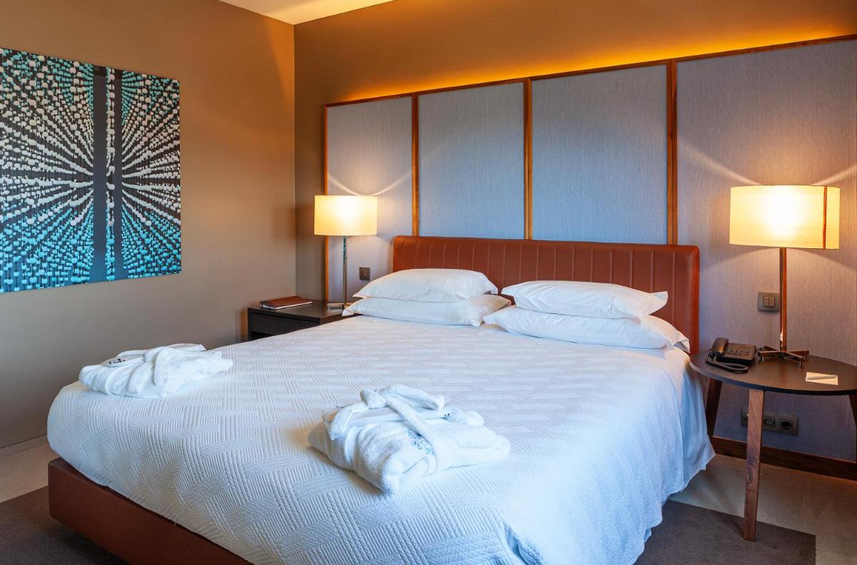 Uma cama ou camas num quarto em Hotel de Guimaraes Business & SPA