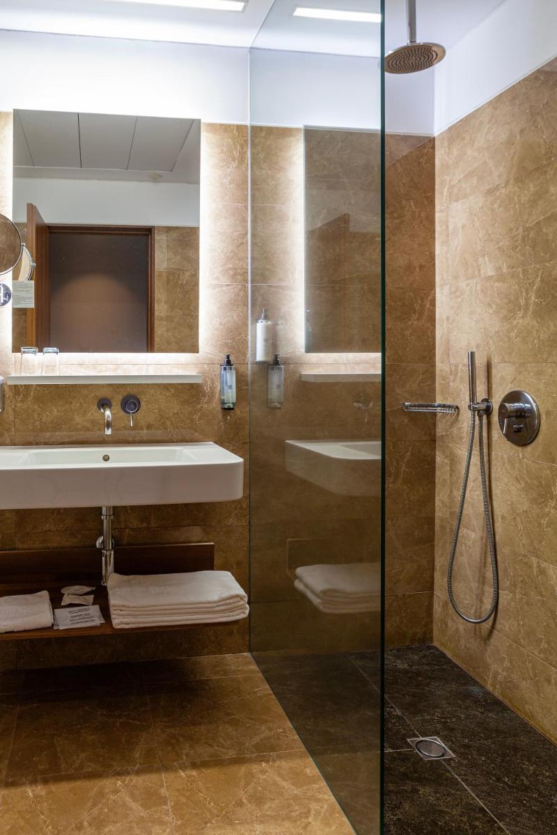 Uma casa de banho em Hotel de Guimaraes Business & SPA
