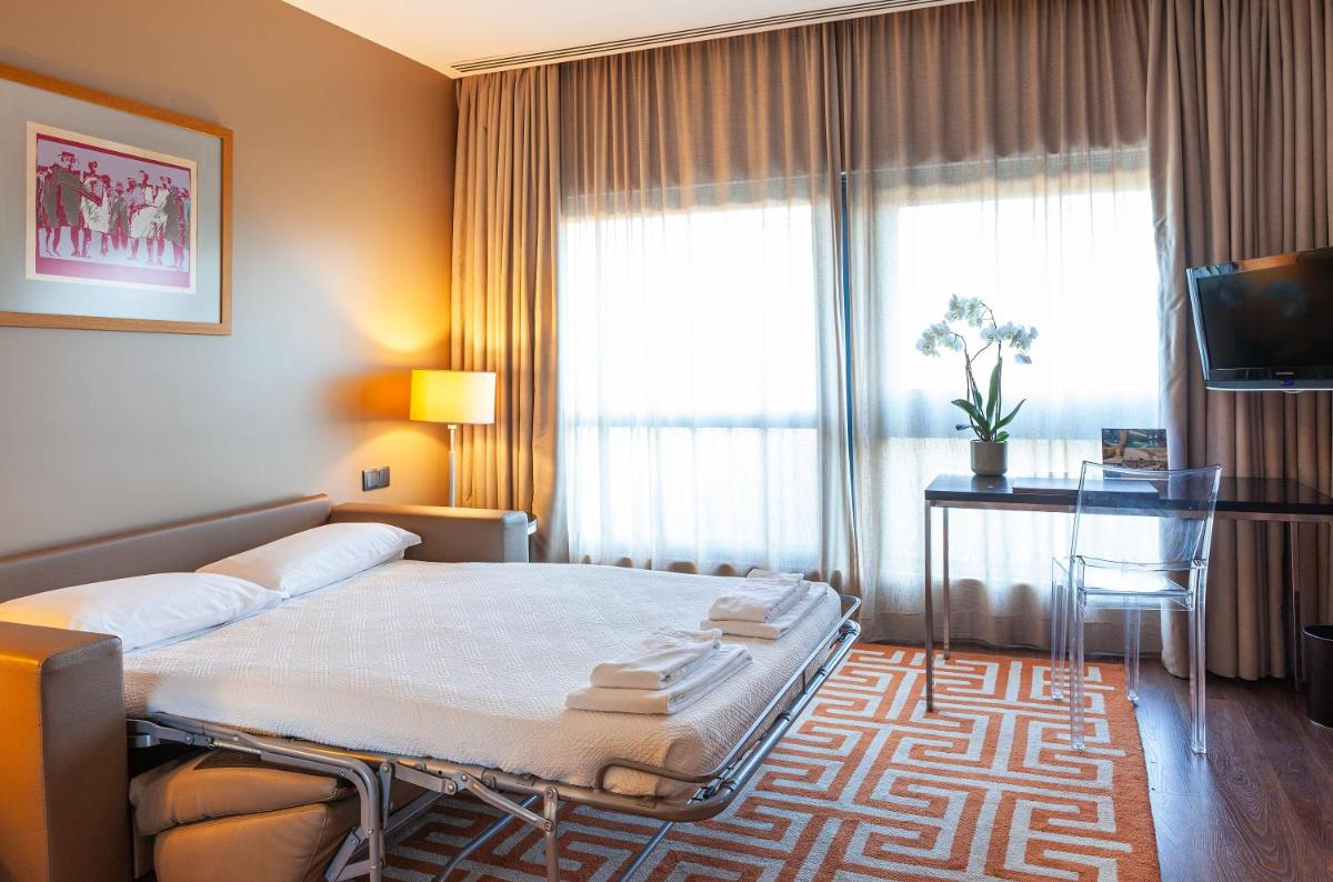Uma televisão e/ou sistema de entretenimento em Hotel de Guimaraes Business & SPA