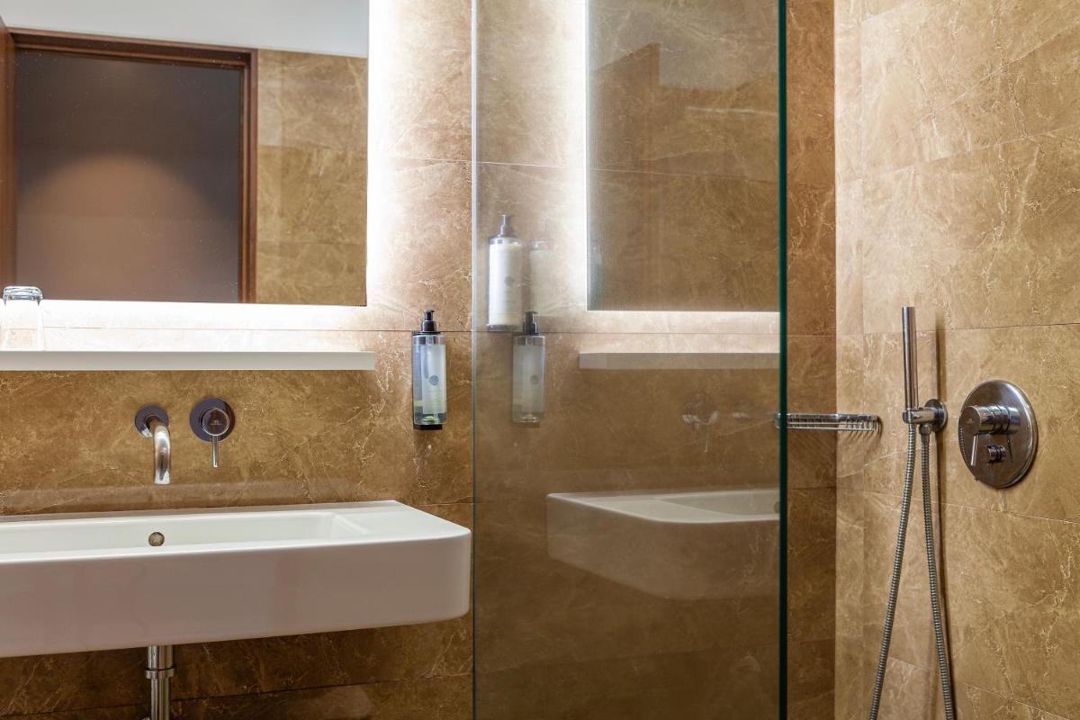 Uma casa de banho em Hotel de Guimaraes Business & SPA