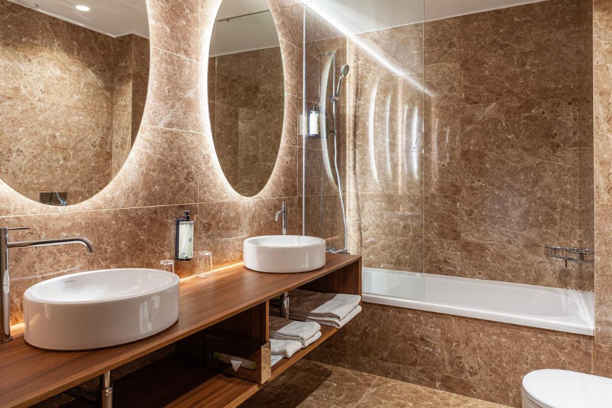 Uma casa de banho em Hotel de Guimaraes Business & SPA