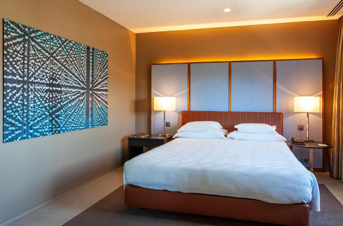 Uma cama ou camas num quarto em Hotel de Guimaraes Business & SPA