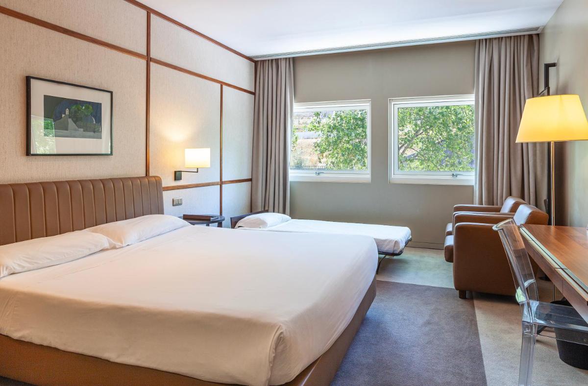 Uma cama ou camas num quarto em Hotel de Guimaraes Business & SPA