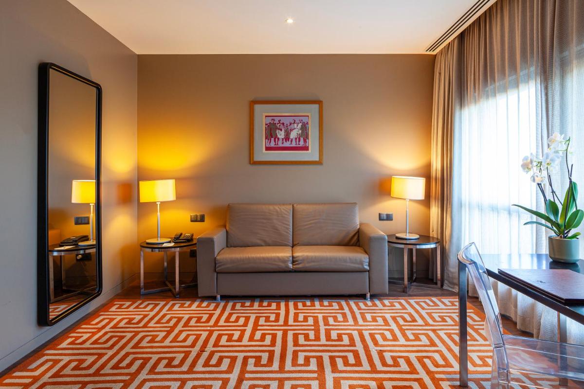 Uma área de estar em Hotel de Guimaraes Business & SPA