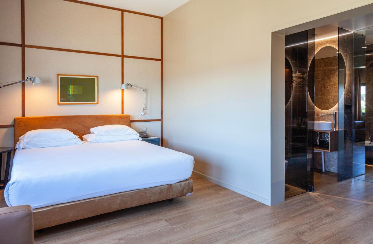 Uma cama ou camas num quarto em Hotel de Guimaraes Business & SPA