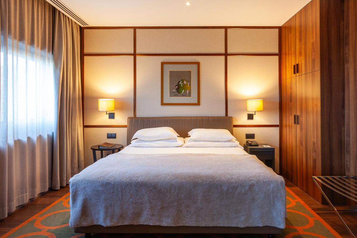 Uma cama ou camas num quarto em Hotel de Guimaraes Business & SPA