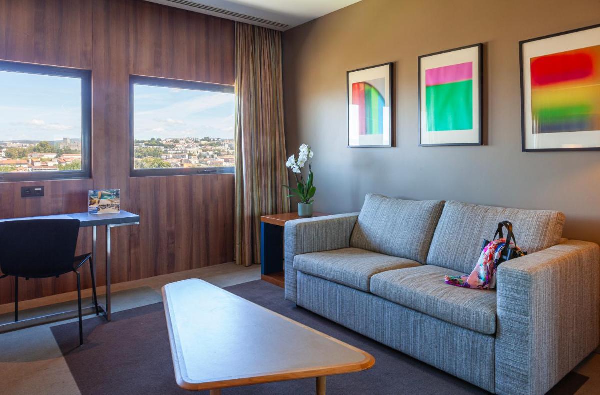 Uma área de estar em Hotel de Guimaraes Business & SPA