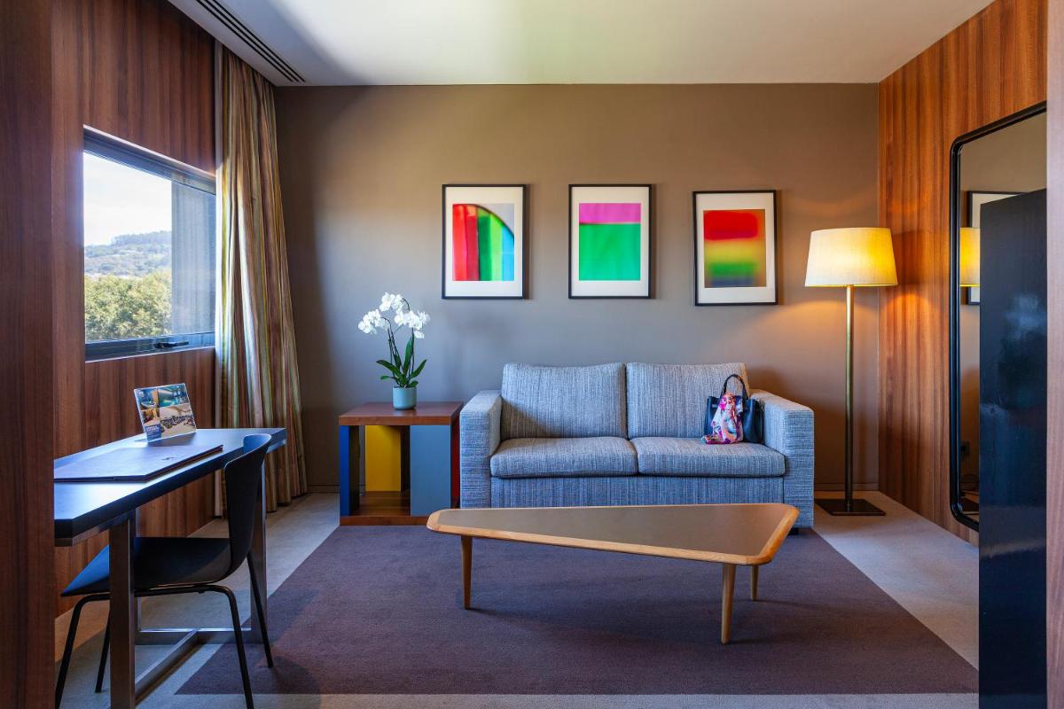 Uma área de estar em Hotel de Guimaraes Business & SPA