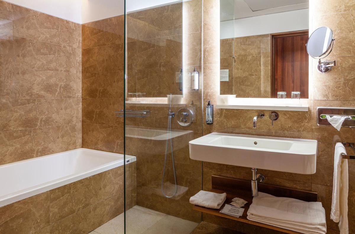 Uma casa de banho em Hotel de Guimaraes Business & SPA