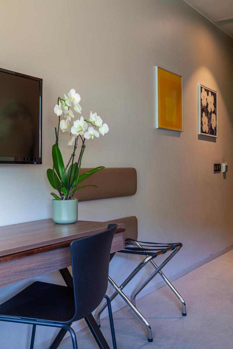 Uma televisão e/ou sistema de entretenimento em Hotel de Guimaraes Business & SPA