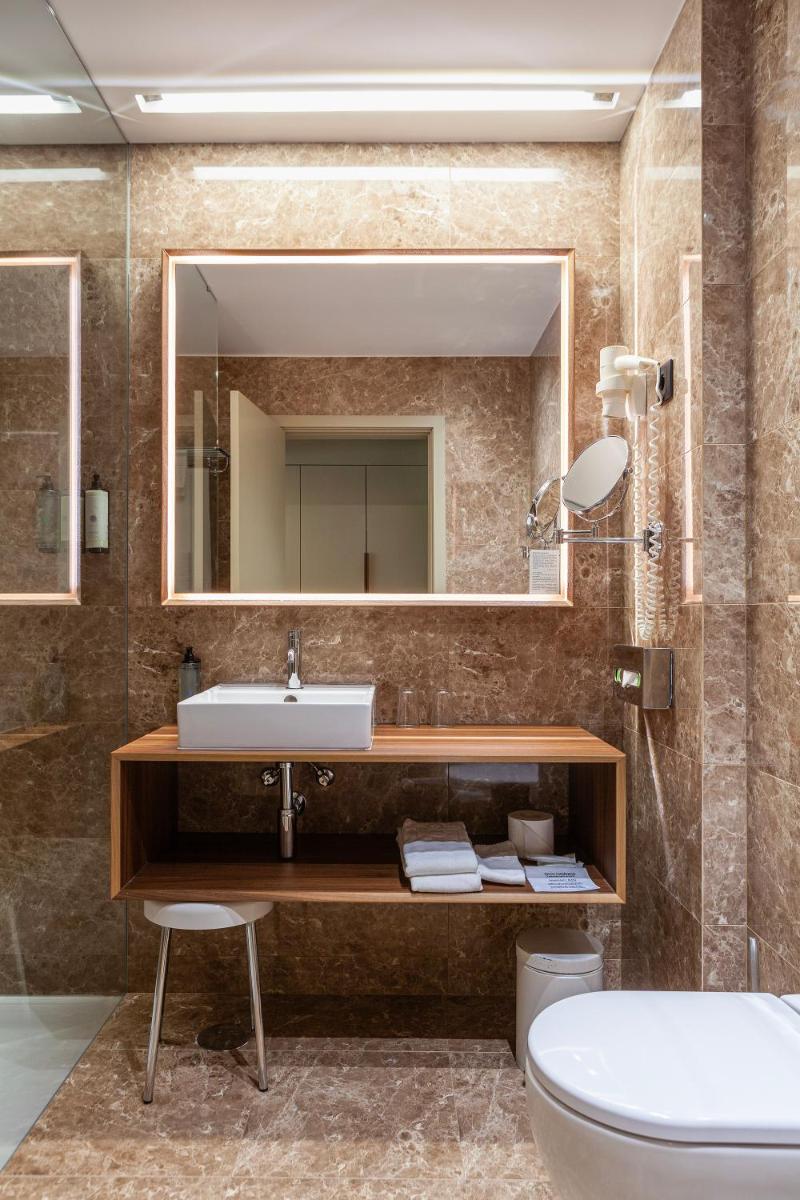 Uma casa de banho em Hotel de Guimaraes Business & SPA